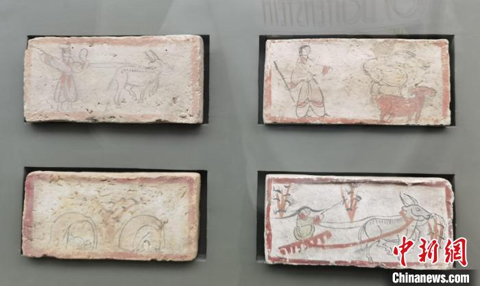 圖為嘉峪關(guān)長城博物館館藏文物魏晉墓彩繪畫像磚中豐富多彩的古代農(nóng)牧業(yè)生產(chǎn)活動(dòng)。(資料圖) 丁思 攝