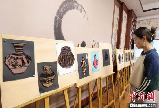 圖為學(xué)生用衍紙材料制作的彩陶紋飾?！⒂裉?攝