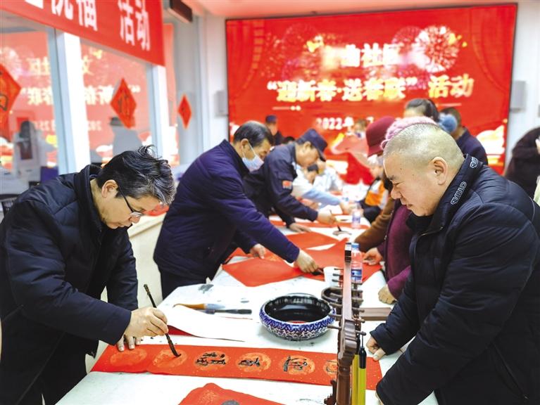 蘭州新區(qū)開展“墨香四溢送春聯(lián)·情暖文曲送祝?！被顒?>
        </a><em>蘭州新區(qū)開展“墨香四溢送春聯(lián)·情暖文曲送祝福”活動</em></li>
    <li><a  target=