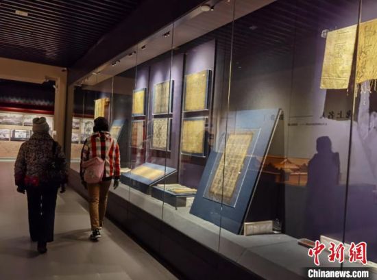 圖為蘭州市民參觀博物館展品?！⌒煅?攝