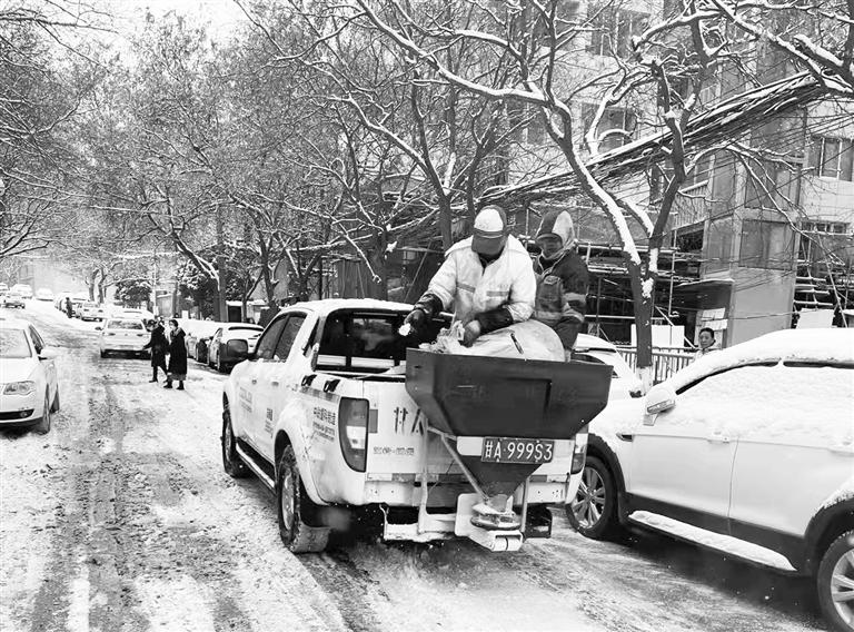 啟動應急預案 蘭州城關(guān)環(huán)衛(wèi)播撒融雪劑100噸