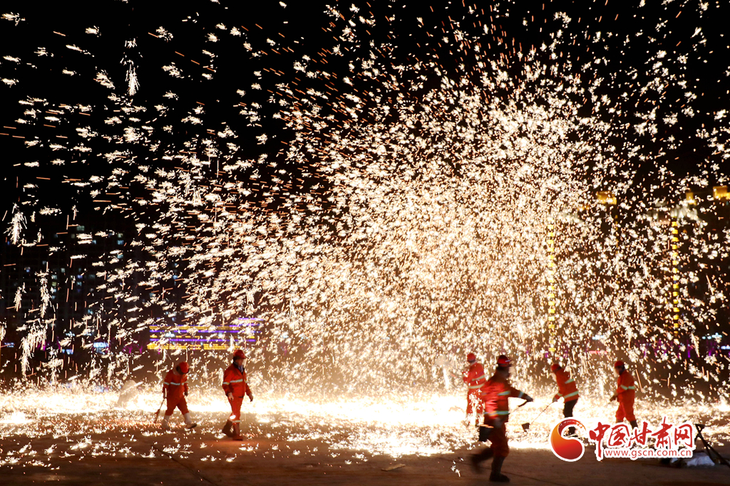【隴拍客】炫彩奪目！非遺絕技永靖王氏“打鐵花”綻放夜空引關(guān)注