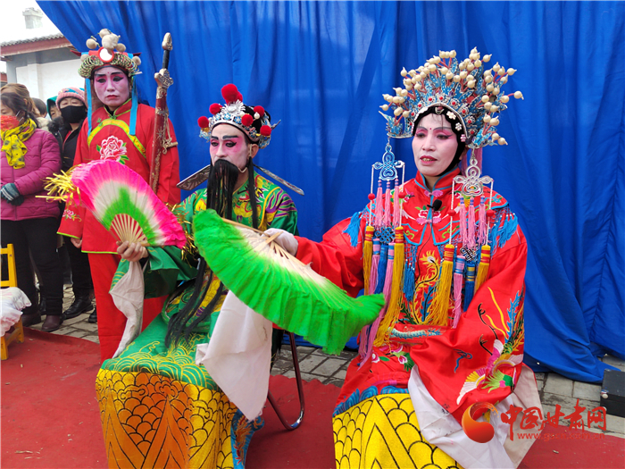【網(wǎng)絡(luò)中國節(jié)·元宵】平?jīng)鋈A亭市：舞龍耍獅鬧元宵 曲子戲唱響團圓年