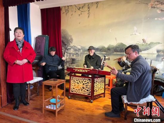 圖為蘭州鼓子表演者王常玉登臺(tái)演唱，她是這項(xiàng)入列國家級非物質(zhì)文化遺產(chǎn)的曲藝表演者中，為數(shù)不多的女演員。　張煜曼 攝