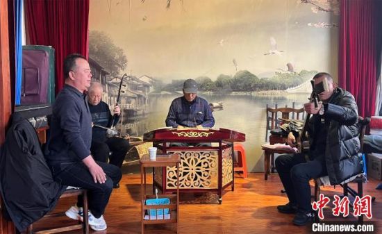 圖為蘭州鼓子愛好者在傳習(xí)所內(nèi)互相搭檔上臺(tái)演出?！堨下?攝