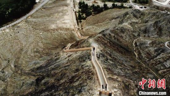 圖為甘肅嘉峪關(guān)懸臂長城吸引游客打卡 。(資料圖) 李亞龍 攝