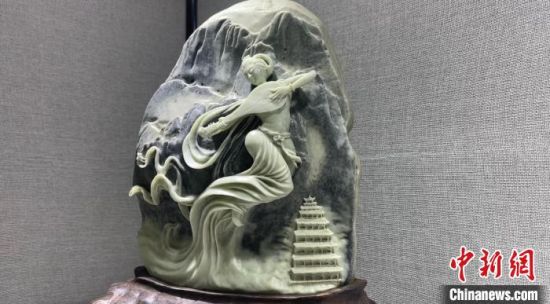 圖為李學(xué)平的玉雕作品?！「攥?攝