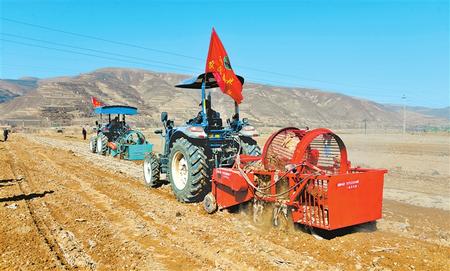 定西市隴西縣17個(gè)鄉(xiāng)鎮(zhèn)的農(nóng)機(jī)合作社、農(nóng)機(jī)手參加了農(nóng)機(jī)技能比賽和培訓(xùn)