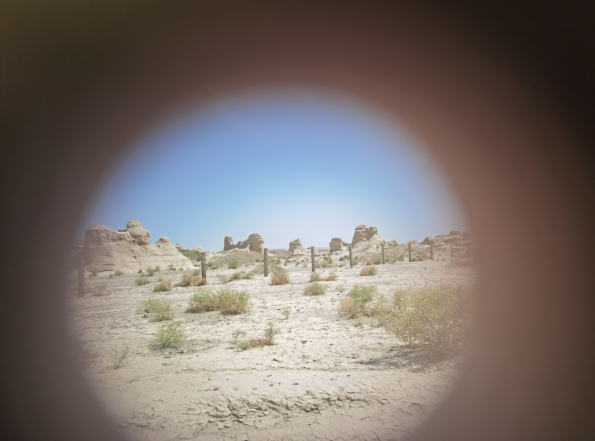 插圖2：透過河西走廊遺存的古陶片孔洞所見。攝影：陳曉斌。拍攝日期：2020年6月。