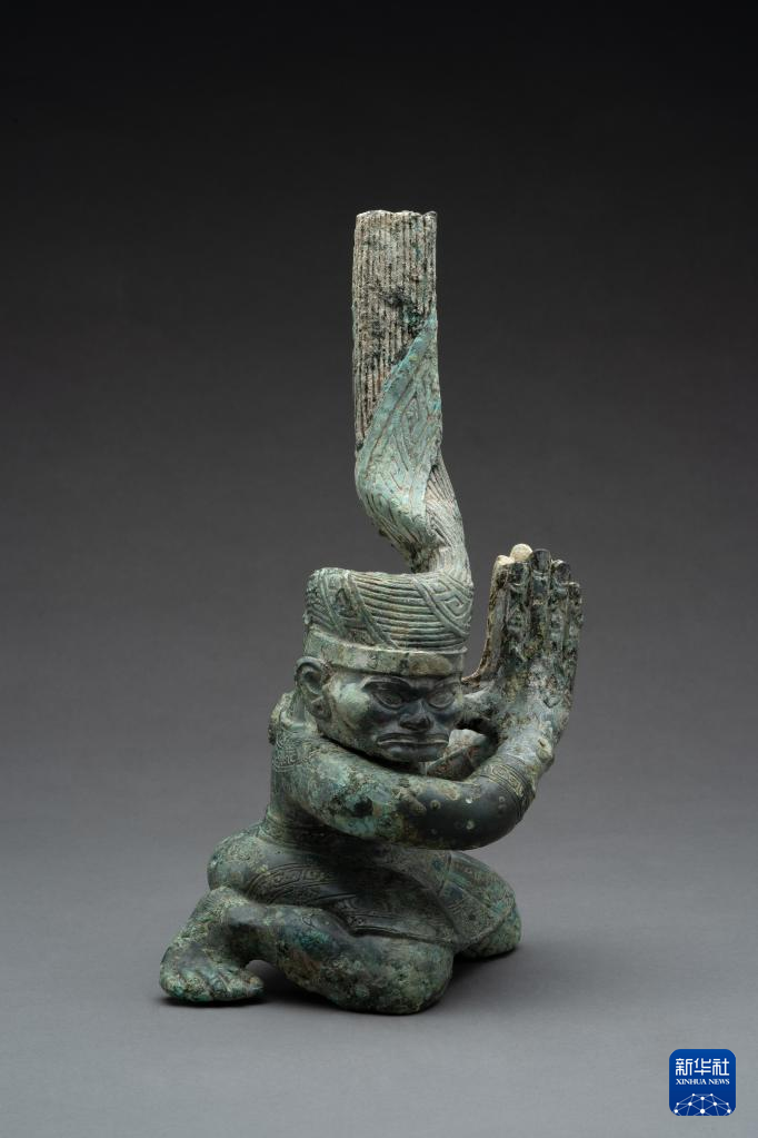 四川廣漢市三星堆商代遺址四號坑出土扭頭跪坐銅人像（資料圖）。