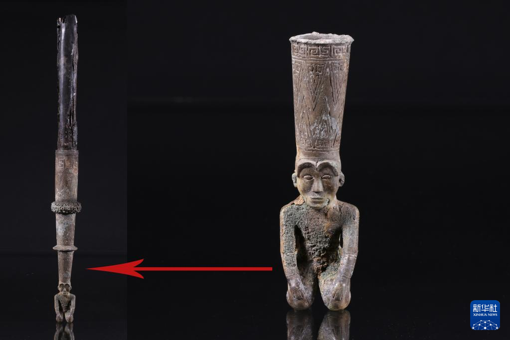 江西樟樹市國字山戰(zhàn)國墓葬出土銅跽坐人鐓（資料圖）。