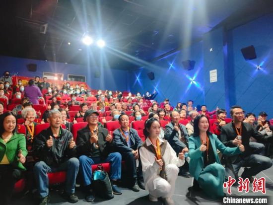 《浴血誓言》主創(chuàng)團(tuán)隊與到場的紅軍后代合影。　陳選斌 攝