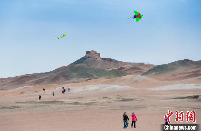 圖為市民正在陽關(guān)景區(qū)放風(fēng)箏?！⊥醣筱y 攝