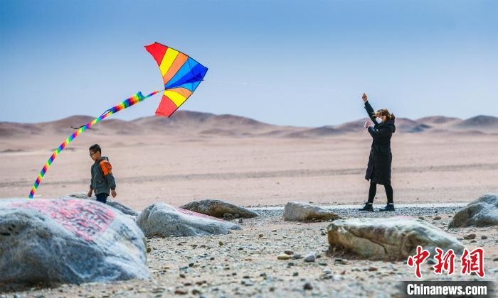 圖為市民正在陽關(guān)景區(qū)放風(fēng)箏?！⊥醣筱y 攝