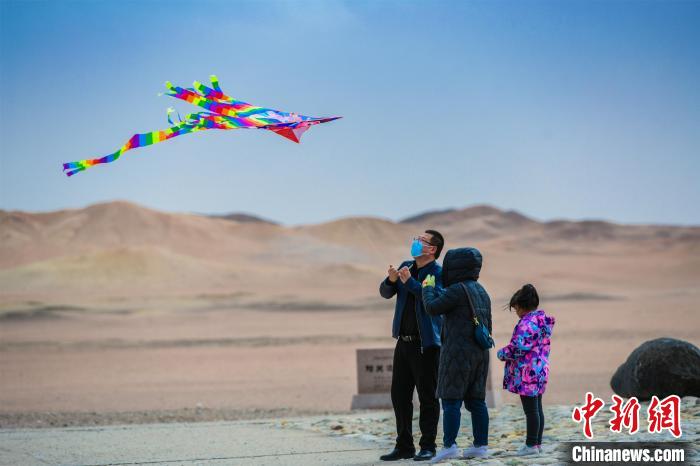 圖為市民正在陽關(guān)景區(qū)放風(fēng)箏?！⊥醣筱y 攝