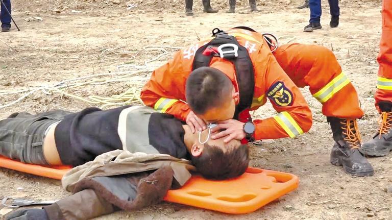 天水：消防員人工呼吸救回中毒農(nóng)民工 我們?yōu)槟泓c贊！