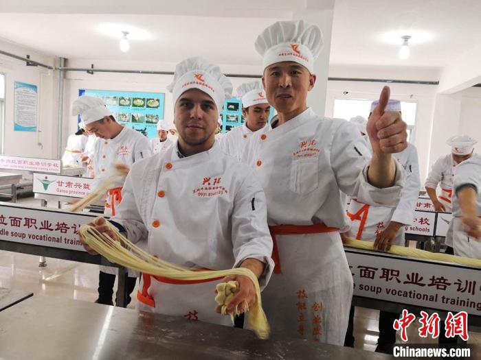 圖為外國留學(xué)生學(xué)習(xí)牛肉面的制作。(資料圖) 史靜靜 攝