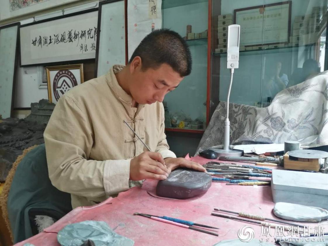 洮硯制作技藝第六代傳人、國(guó)家藝術(shù)基金資助青年藝術(shù)家、正高級(jí)洮硯雕刻藝術(shù)師李江平十年如一日專注于洮硯制作 圖源自網(wǎng)絡(luò)