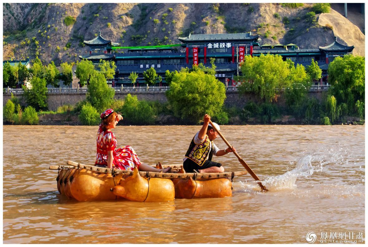 筏子客揮動(dòng)著劈波斬浪的船槳，槳聲中混搭著風(fēng)聲、水聲和男女對(duì)歌的花兒聲。蘭州市文旅局供圖