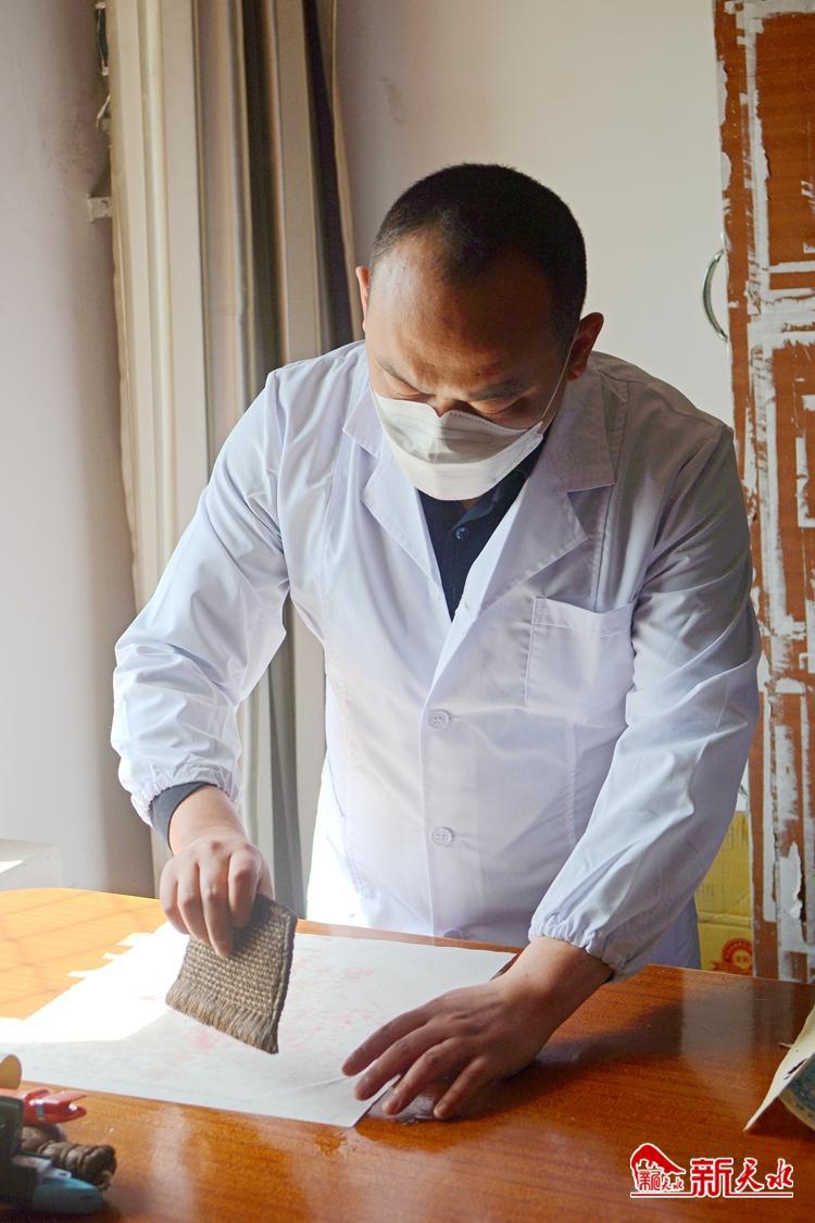 朽爛歷史檔案如何獲新生？看修復(fù)師“妙手回春”