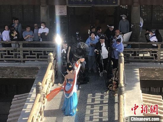 圖為5月以來(lái)，“奧大?！敝辈ガF(xiàn)場(chǎng)引游客圍觀?！《鼗褪形麄鞑抗﹫D