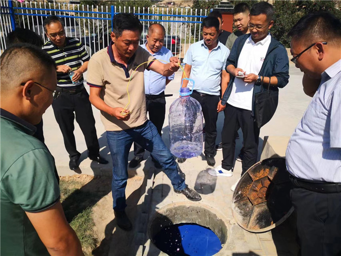城關(guān)區(qū)作風(fēng)建設(shè)督察組赴青白石污水處理站，檢查污水采樣情況。.jpg