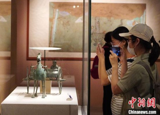 圖為參觀者參觀“大道攸歸：五涼文化展”展陳文物?！【琶赖┰?攝