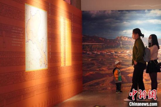 圖為參觀者參觀“大道攸歸：五涼文化展”展陳文物。　九美旦增 攝