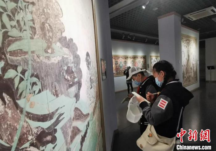 圖為學(xué)生參觀敦煌藝術(shù)館。(資料圖) 蘭州大學(xué)附屬學(xué)校供圖