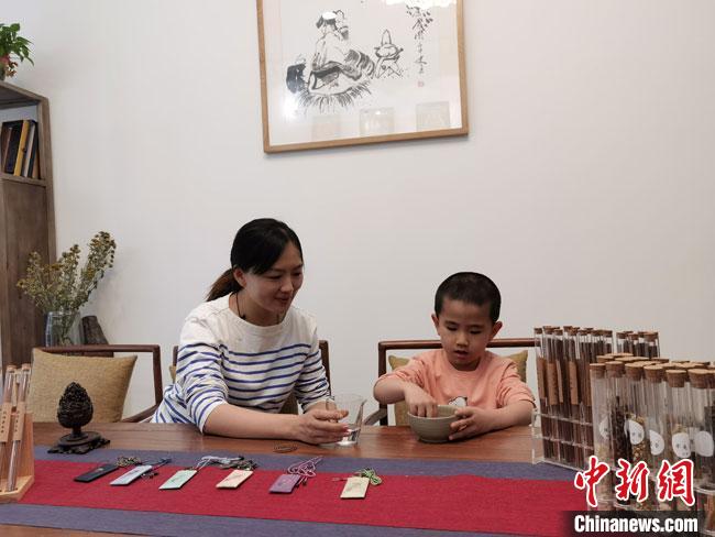 圖為魯雯為小學(xué)員授課和培訓(xùn)?！●T志軍 攝