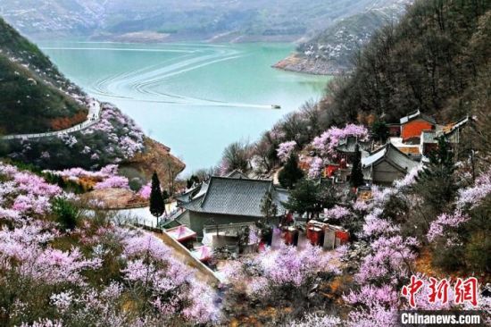 甘肅平?jīng)鍪惺侵袊?guó)優(yōu)秀旅游城市。圖為平?jīng)鲠轻忌较率锾一ㄊ㈤_(kāi)。(資料圖) 平?jīng)鍪形麄鞑抗﹫D