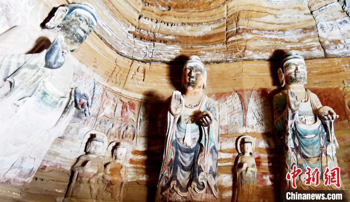 北石窟寺窟內造像因受水顯得斑駁。　艾慶龍 攝