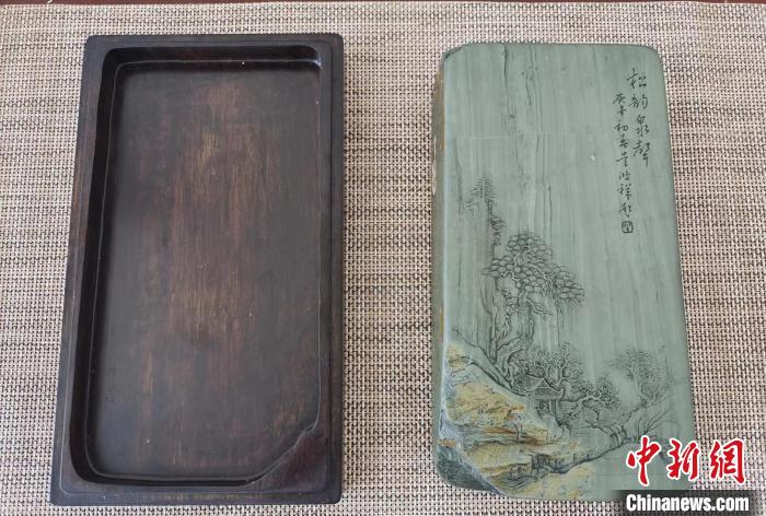 圖為甘肅甘南州洮硯藝人為提升洮硯文化內(nèi)涵，制作“一盒一拓”成品展示。(資料圖) 張婧 攝