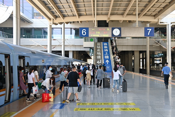 暑運(yùn)大幕開(kāi)啟。蘭州鐵路局供圖