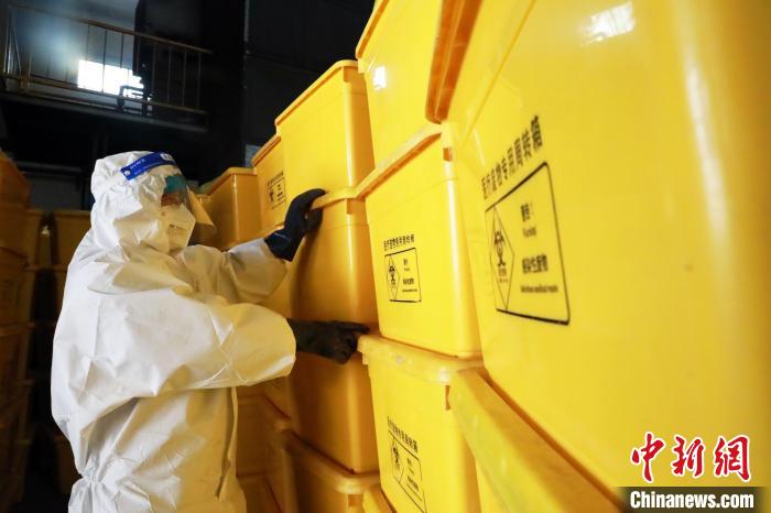 圖為工作人員搬運(yùn)醫(yī)療廢物專用周轉(zhuǎn)箱。　魏建軍 攝