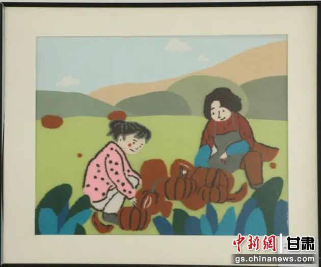 嘉峪關市新城鎮(zhèn)新城村農(nóng)業(yè)產(chǎn)業(yè)園區(qū)內(nèi)，母女兩人在摘南瓜。刺繡 馬艾米乃 繡稿 敬紅霞