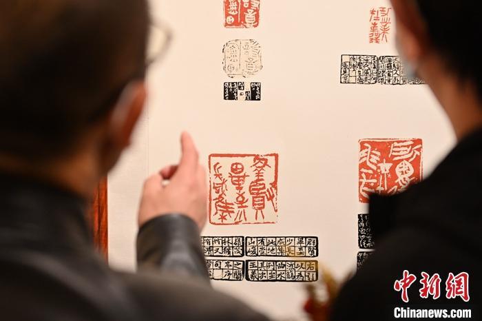 圖為甘肅蘭州，參展作品吸引參觀者。 中新社記者 李亞龍 攝