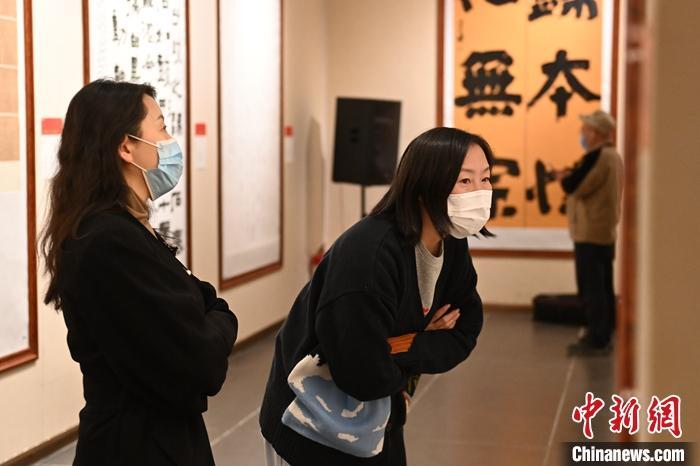 圖為甘肅蘭州，參展書法作品吸引參觀者。 中新社記者 李亞龍 攝