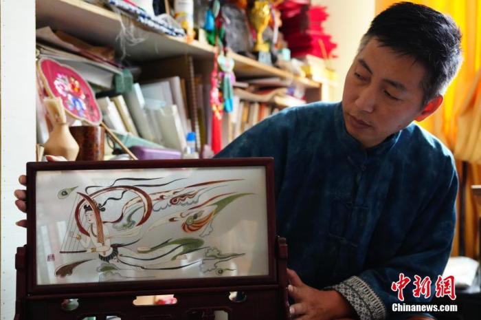 圖為劉云帆展示敦煌元素的刺繡作品。 中新社發(fā) 謝秉錫 攝