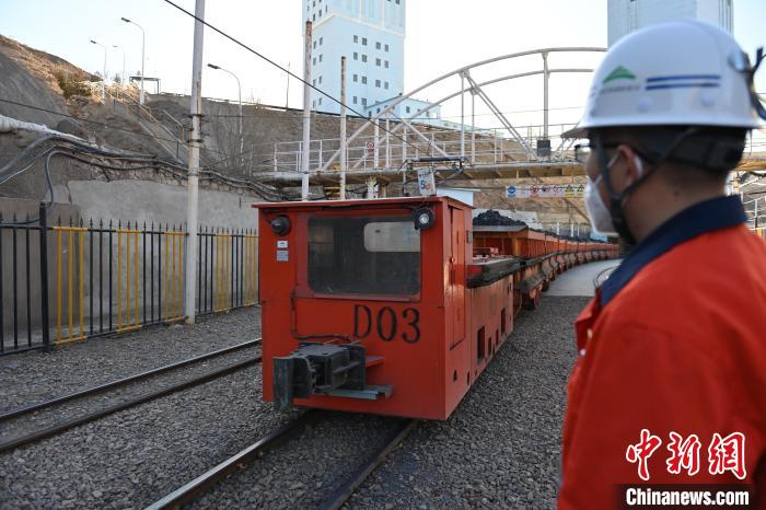 圖為工作人員正在觀察車輛運行情況?！±顏嘄?攝