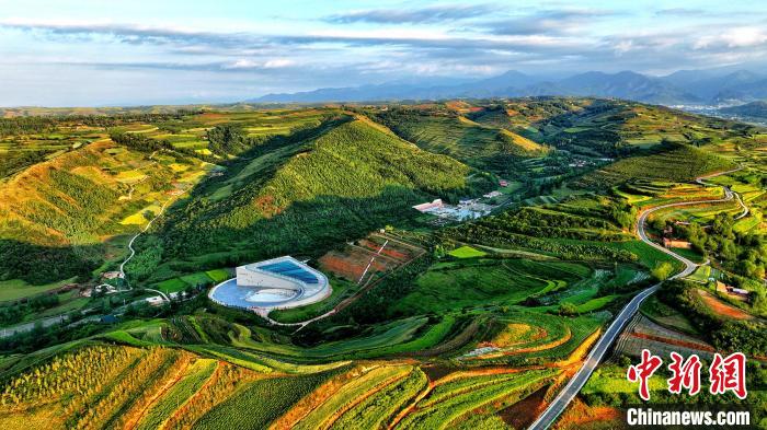 航拍視角下的樺林古動(dòng)物化石埋藏原址館。該館位于臨夏州和政縣。(資料圖) 和政宣傳部供圖