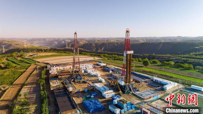 圖為中石油長(zhǎng)慶油田慶陽(yáng)華H60雙機(jī)組鉆井現(xiàn)場(chǎng)。(資料圖) 慶陽(yáng)市委宣傳部供圖