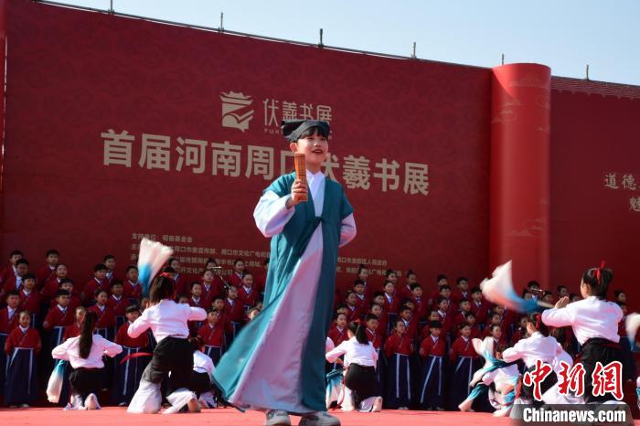 圖為學(xué)生們在開幕式上誦讀經(jīng)典?！×赫赵?攝