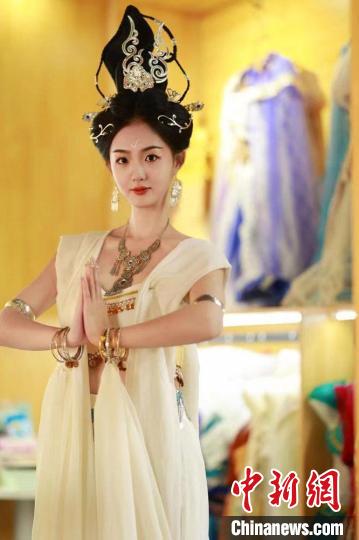 圖為身著“飛天裝”的敦煌大漠“逐舞者”奧楠。(資料圖) 敦煌市委宣傳部供圖