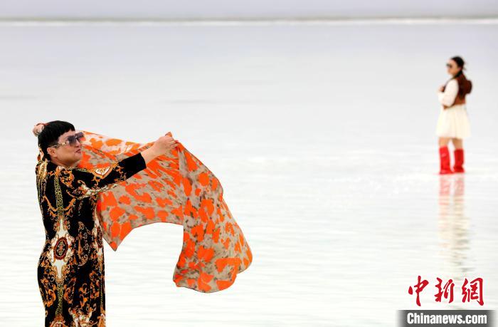 圖為游客在茶卡鹽湖拍照?！⊙Φ?攝