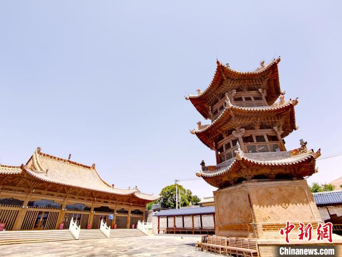 圖為阿河灘清真寺局部?！?zhí)砀?攝