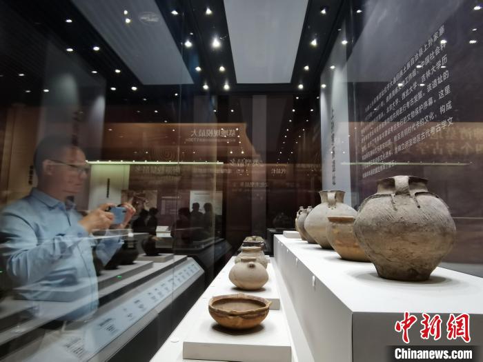 圖為河湟文化博物館展陳的陶器?！?zhí)砀?攝