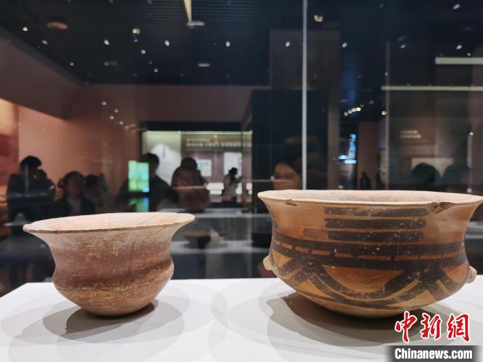 圖為河湟文化博物館展陳的陶器。　張?zhí)砀?攝