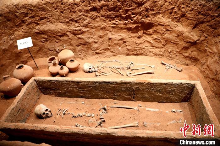 圖為河湟文化博物館復制展陳的墓葬及其彩陶陪葬品?！⊙Φ?攝