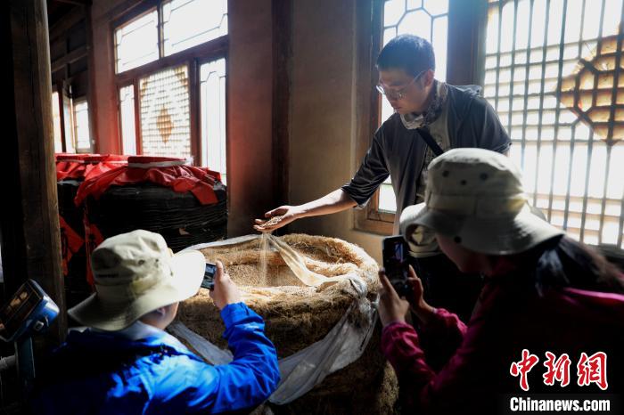 圖為青稞酒文化展示?！⊙Φ?攝